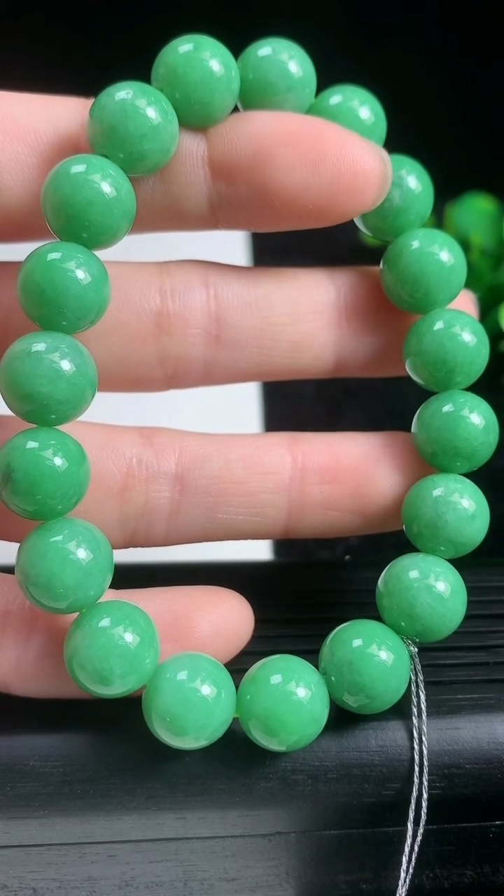 天然A货翡翠圆珠手串尺寸10-19颗重量:35.32g3月21日
工厂直销收藏佳品,种好水足，色泽均匀，有种有色，上手高大气！