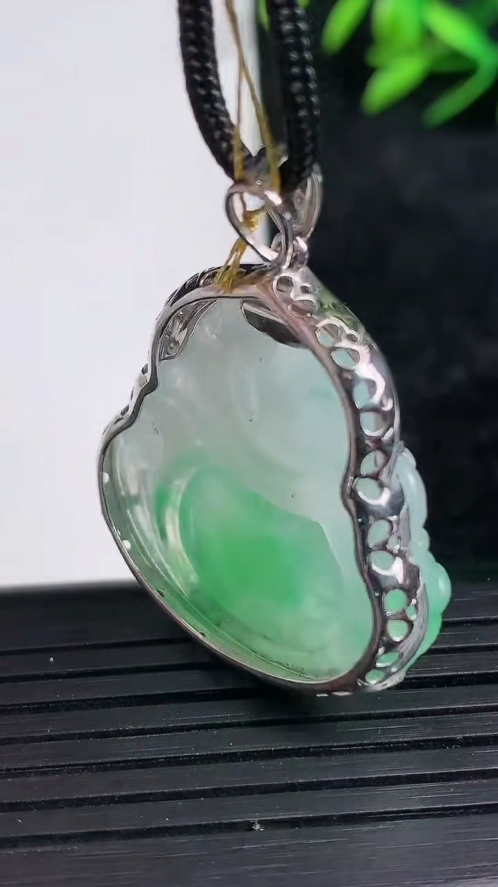 天然A货翡翠佛公吊坠尺寸37.2-27.9-29.4-8.4重量:8.74g
3月21日