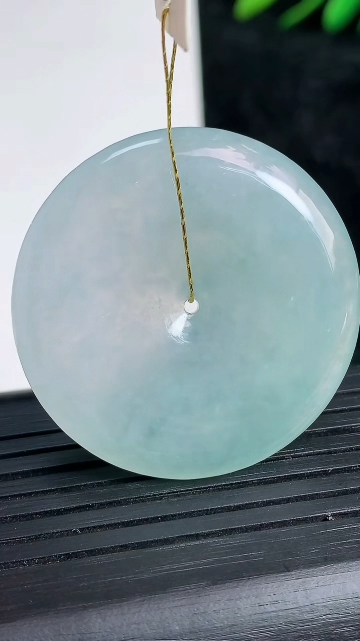 天然A货翡翠平安扣吊坠尺寸34.9-5.4重量:15.25g
3月21日