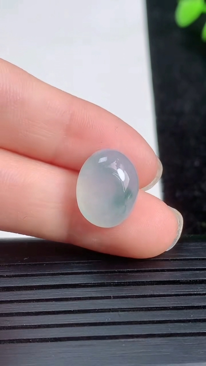 天然A货翡翠冰种飘花蛋面镶嵌件尺寸13.9-10.8-6重量:1.88g
3月21日