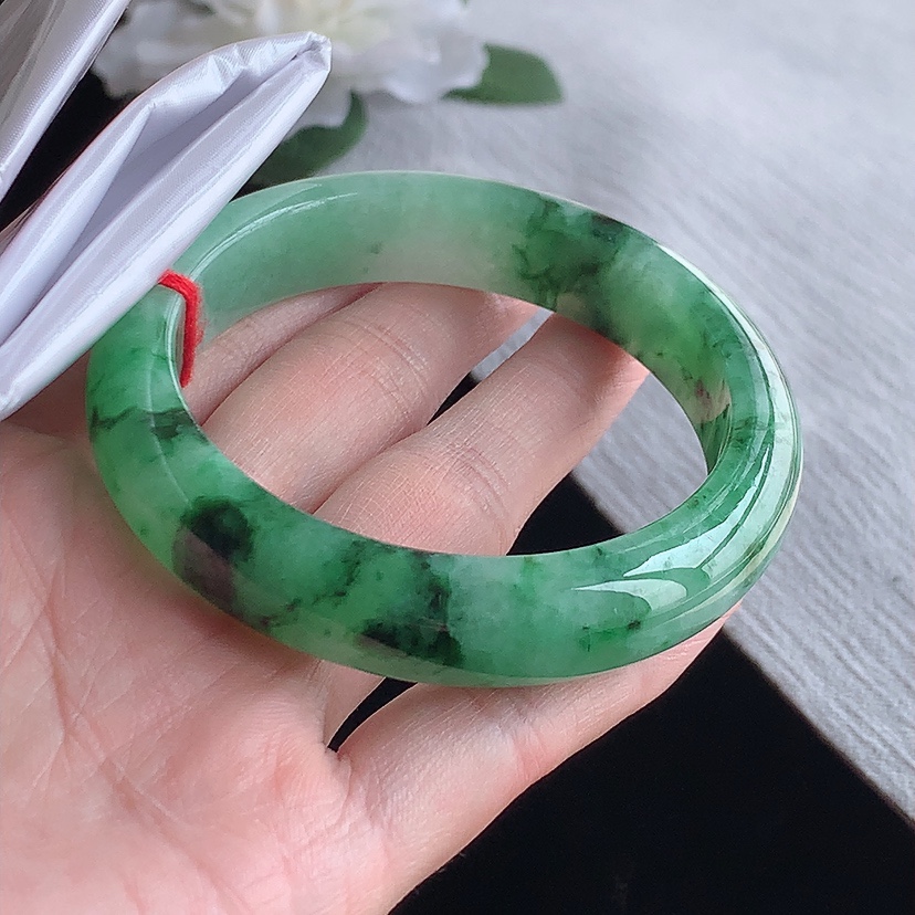 天然A货翡翠满绿辣绿正装正圈手镯56-57圈口 
尺寸56-13.2-8.5mm 0318