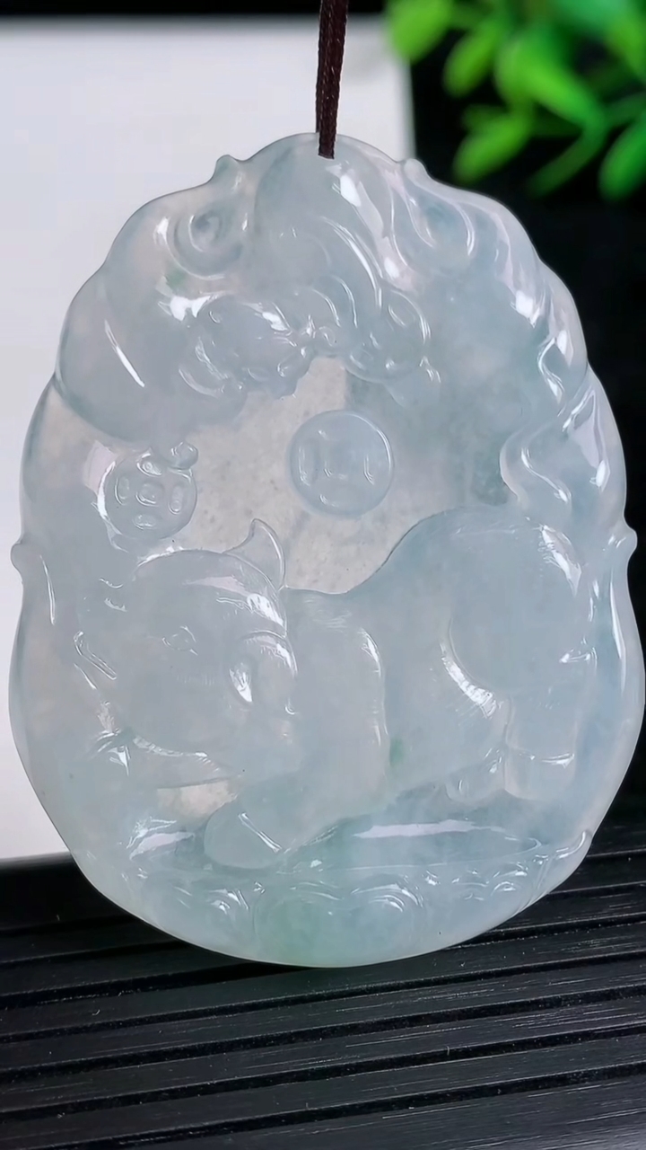 天然A货翡翠飘花生肖猪吊坠尺寸51.2-39-5.5重量:23.17g
3月21日