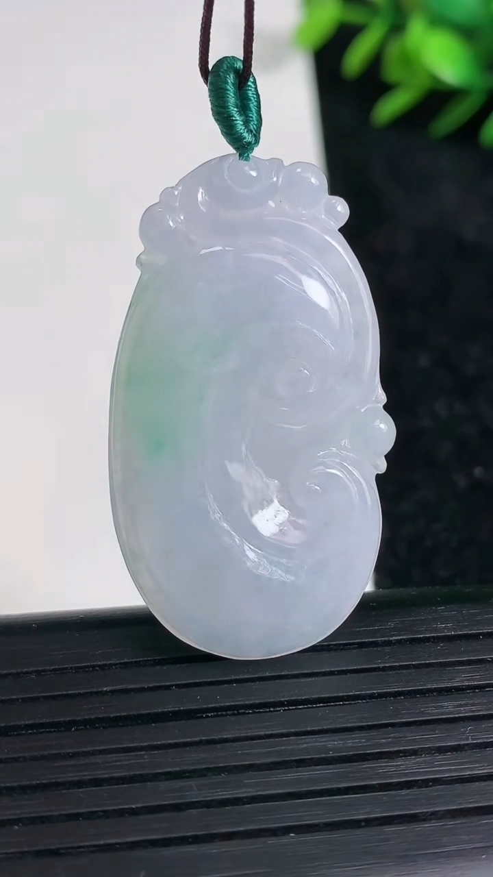 天然A货翡翠如意吊坠尺寸39.7-23.1-4.7重量:8.58g
3月21日