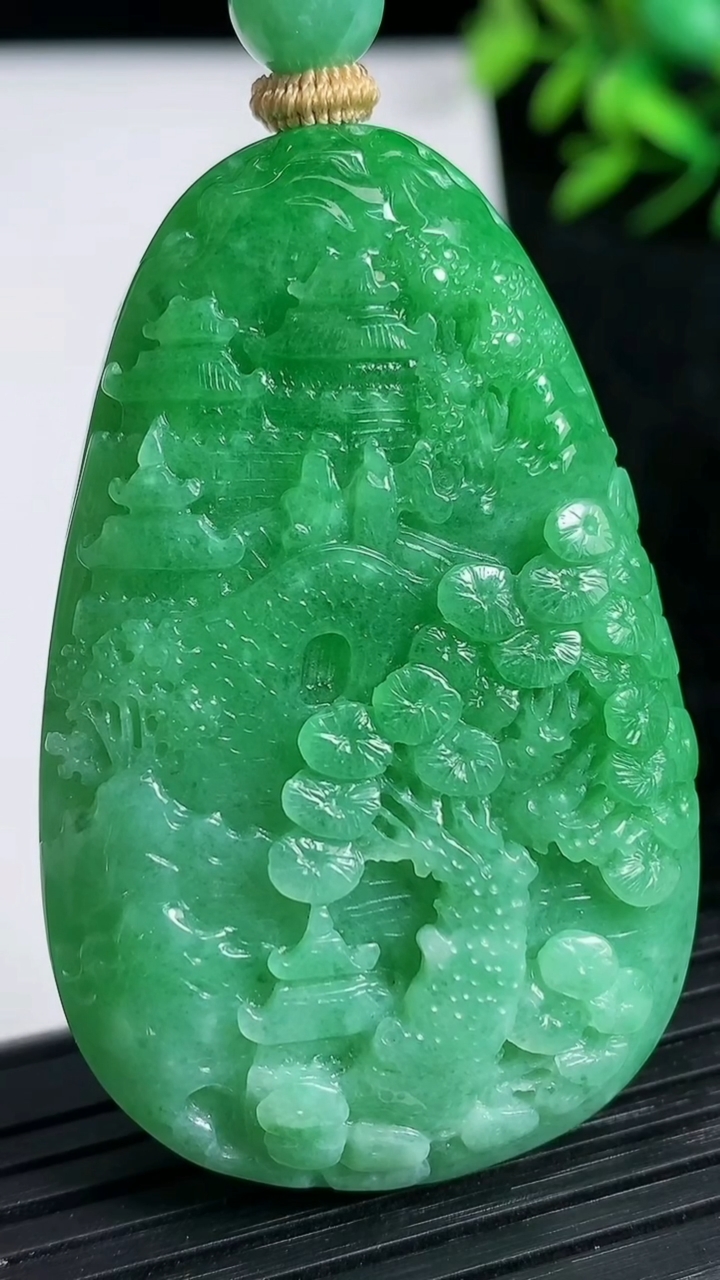 天然A货翡翠山水牌吊坠尺寸53.9-34.4-9.2重量:41.47g
3月21日