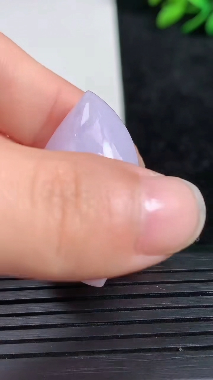 天然A货翡翠紫罗兰随形镶嵌件尺寸32.4-18.1-9.8重量:9.80g
3月21日