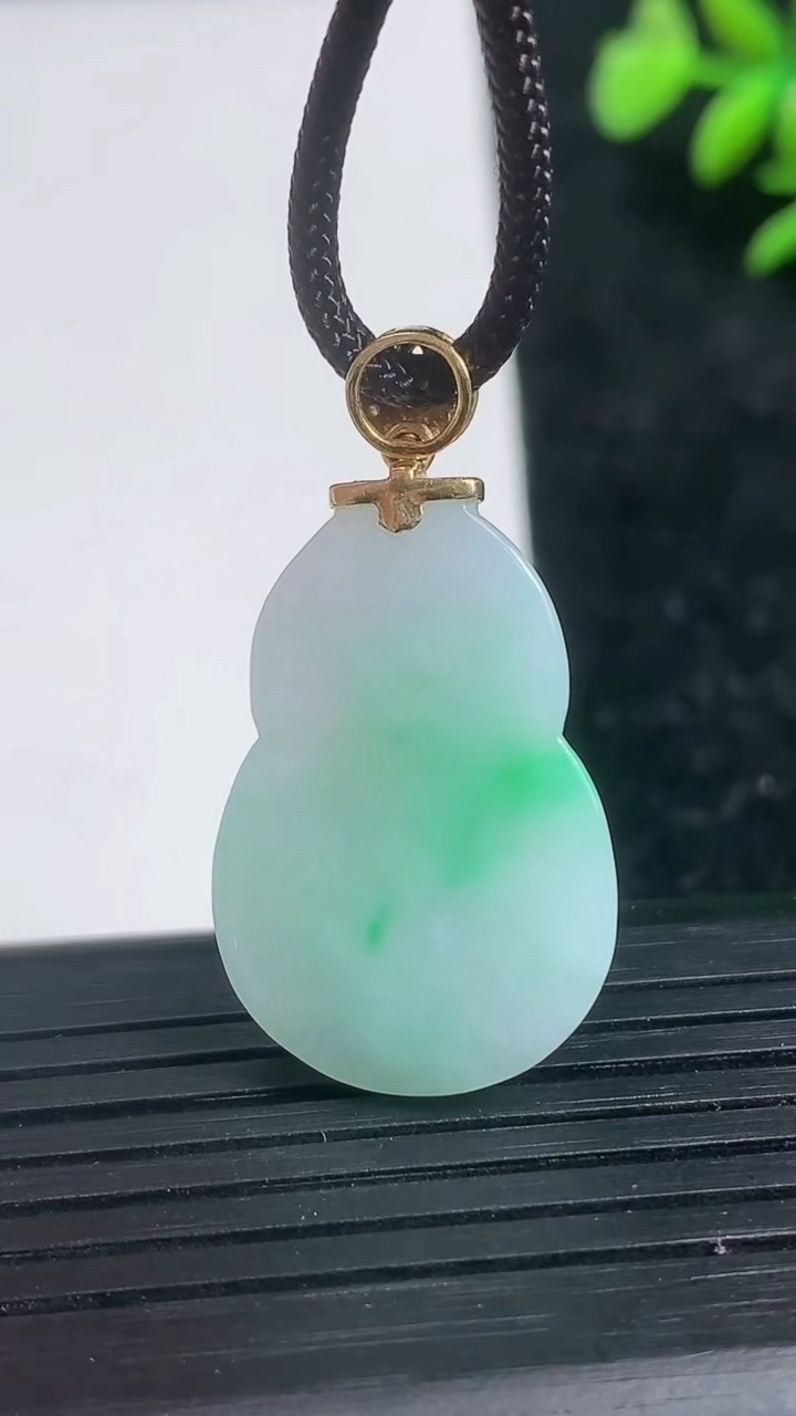 天然A货翡翠葫芦吊坠尺寸27.5-17.8-7.1重量:7.34g
3月21日