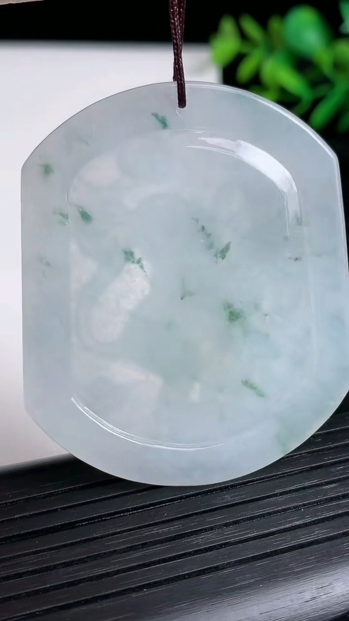 天然A货翡翠飘花生肖猴吊坠尺寸51.3-43.5-3.8重量:22.61g
3月21日