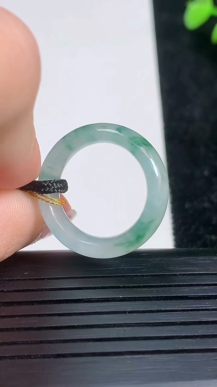 天然A货翡翠冰种飘花指环戒指尺寸16.6-5.5-3重量:3.54g2026年3月21日
工厂直销收藏佳品,种好水足，色泽均匀，有种有色，上手高大气！