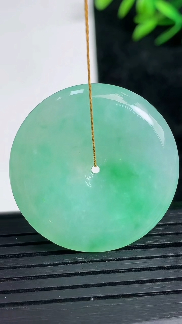 天然A货翡翠平安扣吊坠尺寸32.2-5.7重量:13.51g
3月21日