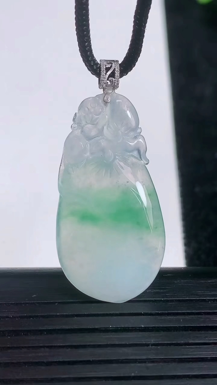 天然A货翡翠寿桃吊坠尺寸32.7-16.6-4.3重量:4.69g
3月21日