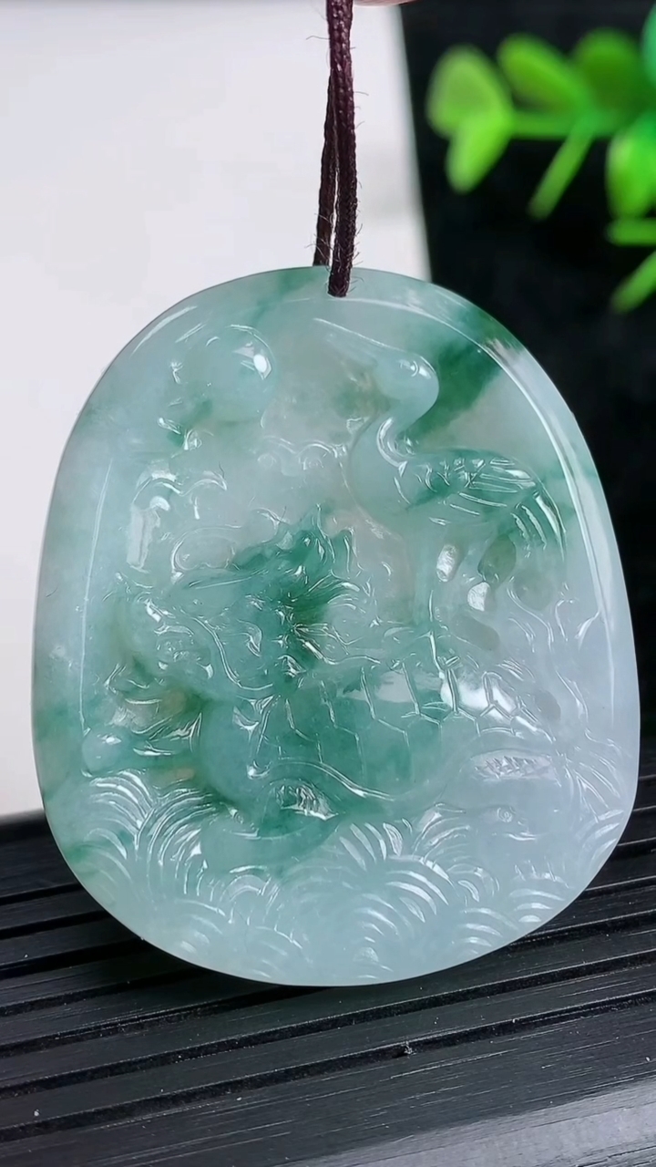 天然A货翡翠飘花龙龟吊坠尺寸41.9-35.8-4.8重量:15.57g
3月21日