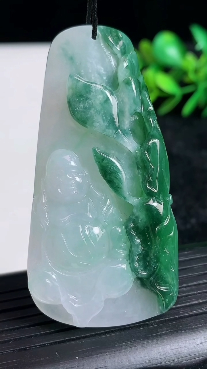 天然A货翡翠逍遥佛吊坠尺寸61.8-31-8.6重量:34.65g
3月21日