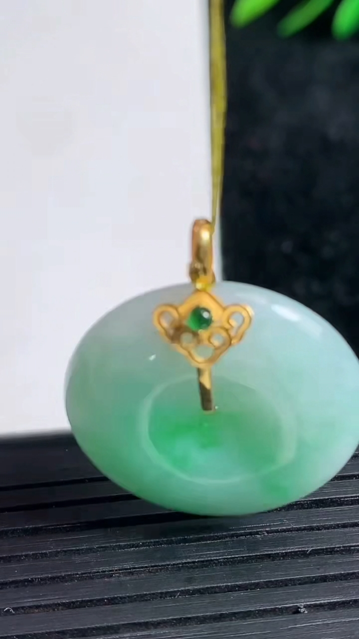 天然A货翡翠平安扣吊坠尺寸24.4-5.4重量:7.92g
3月21日