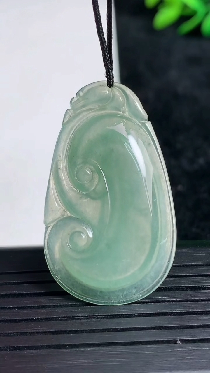 天然A货翡翠如意吊坠尺寸37.8-21.8-4.3重量:5.81g
3月21日