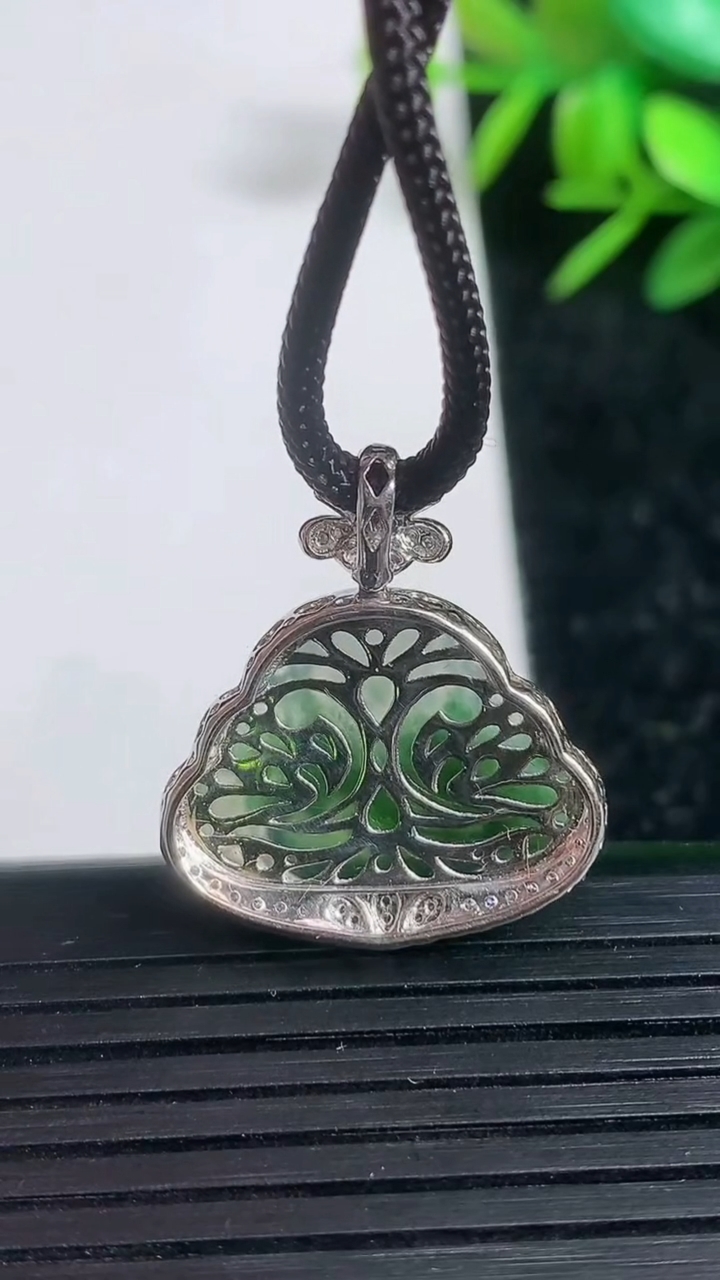 天然A货翡翠佛公吊坠尺寸25-21.7-7.5裸石13.8-20重量:4.47g
3月21日