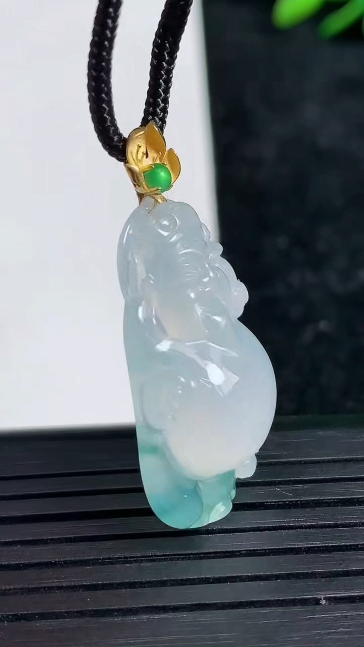 天然A货翡翠种飘花财神爷吊坠尺寸29.1-17.4-8.1重量:6.24g
3月21日