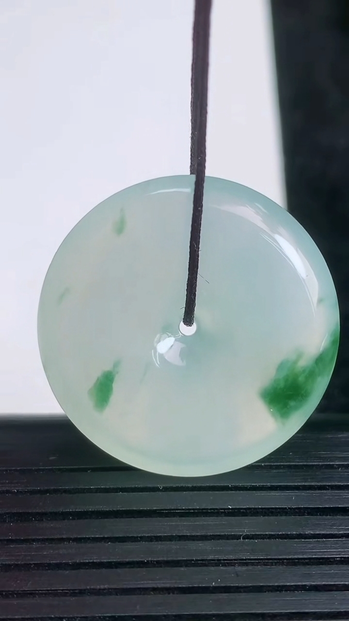 天然A货翡翠冰种飘花平安扣吊坠尺寸27.9-5.6重量:9.68g
3月21日