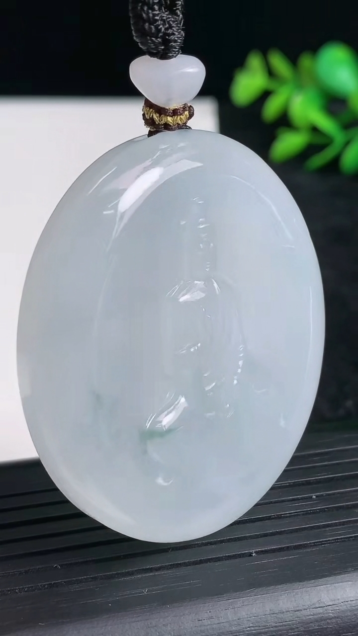 天然A货翡翠种飘花观音菩萨吊坠尺寸50.4-45.8-7.6重量:46.47g
3月21日