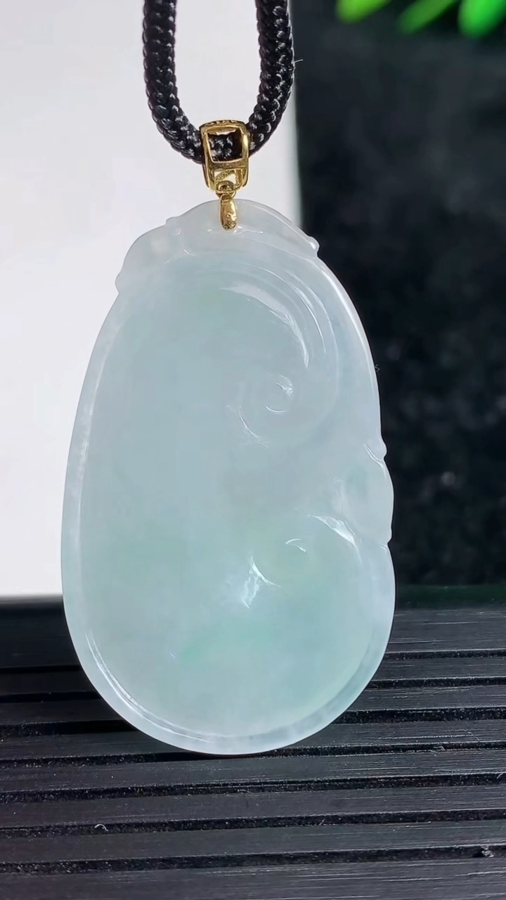 天然A货翡翠如意吊坠尺寸37-21.5-5.6重量:9.09g
3月21日