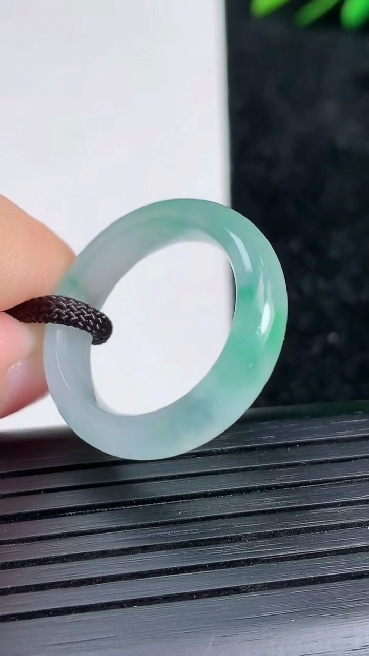 天然A货翡翠指环戒指尺寸18.2-5.3-3.3重量:3.98g2026年3月21日
工厂直销收藏佳