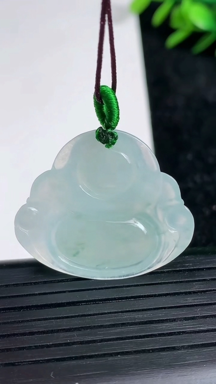 天然A货翡翠飘花佛公吊坠尺寸27.5-31.4-6.2重量:8.36g
3月21日