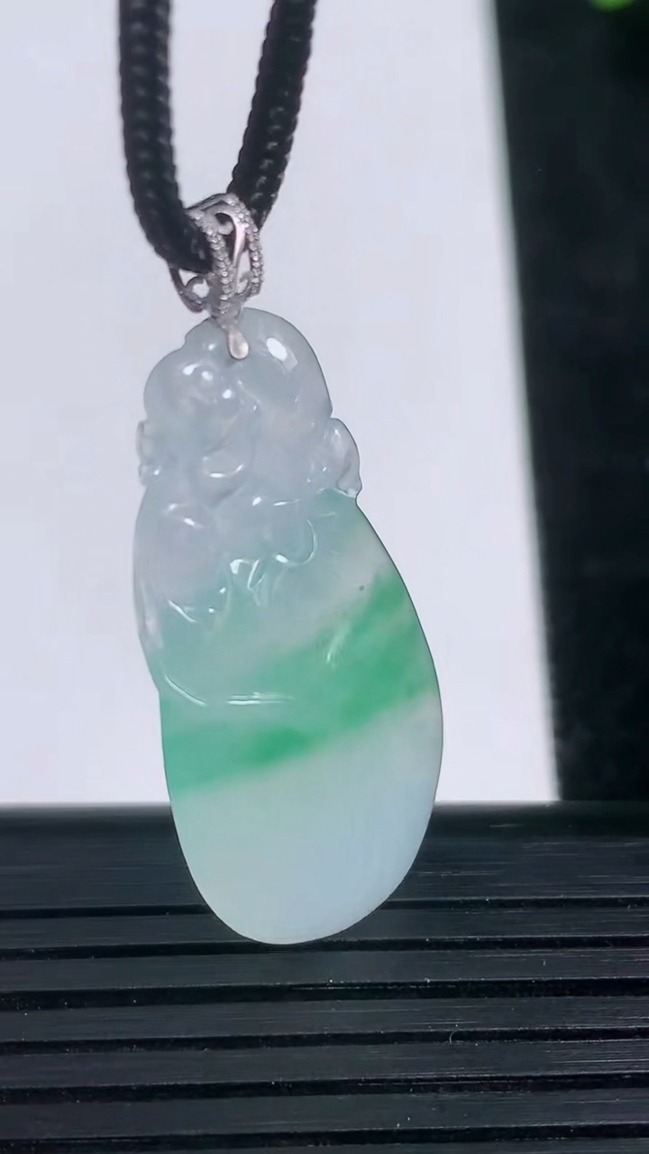 天然A货翡翠寿桃吊坠尺寸32.7-16.6-4.3重量:4.69g
3月21日