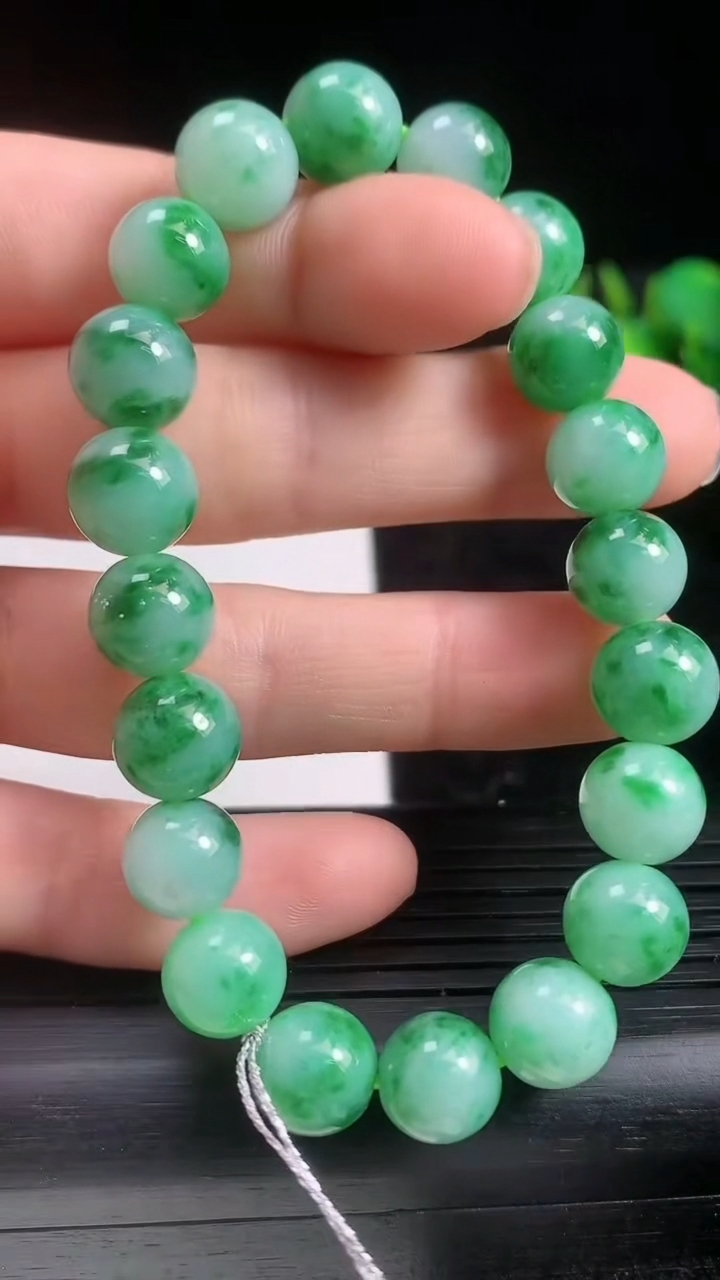 天然A货翡翠圆珠手串尺寸8.8-20颗重量:27.65g3月21日
工厂直销收藏佳品,种好水足，色泽均匀，有种有色，上手高大气！