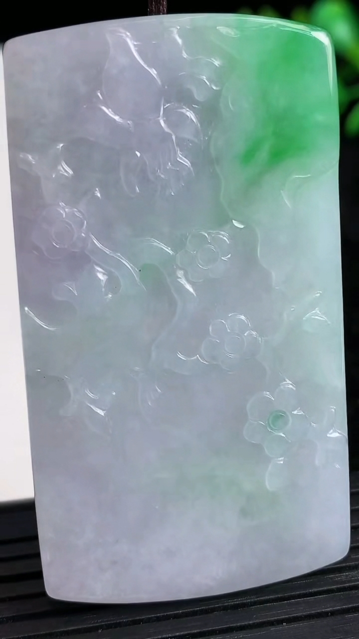 天然A货翡翠鸟语花香吊坠尺寸59.1-33.1-7.2重量:41.48g
3月21日