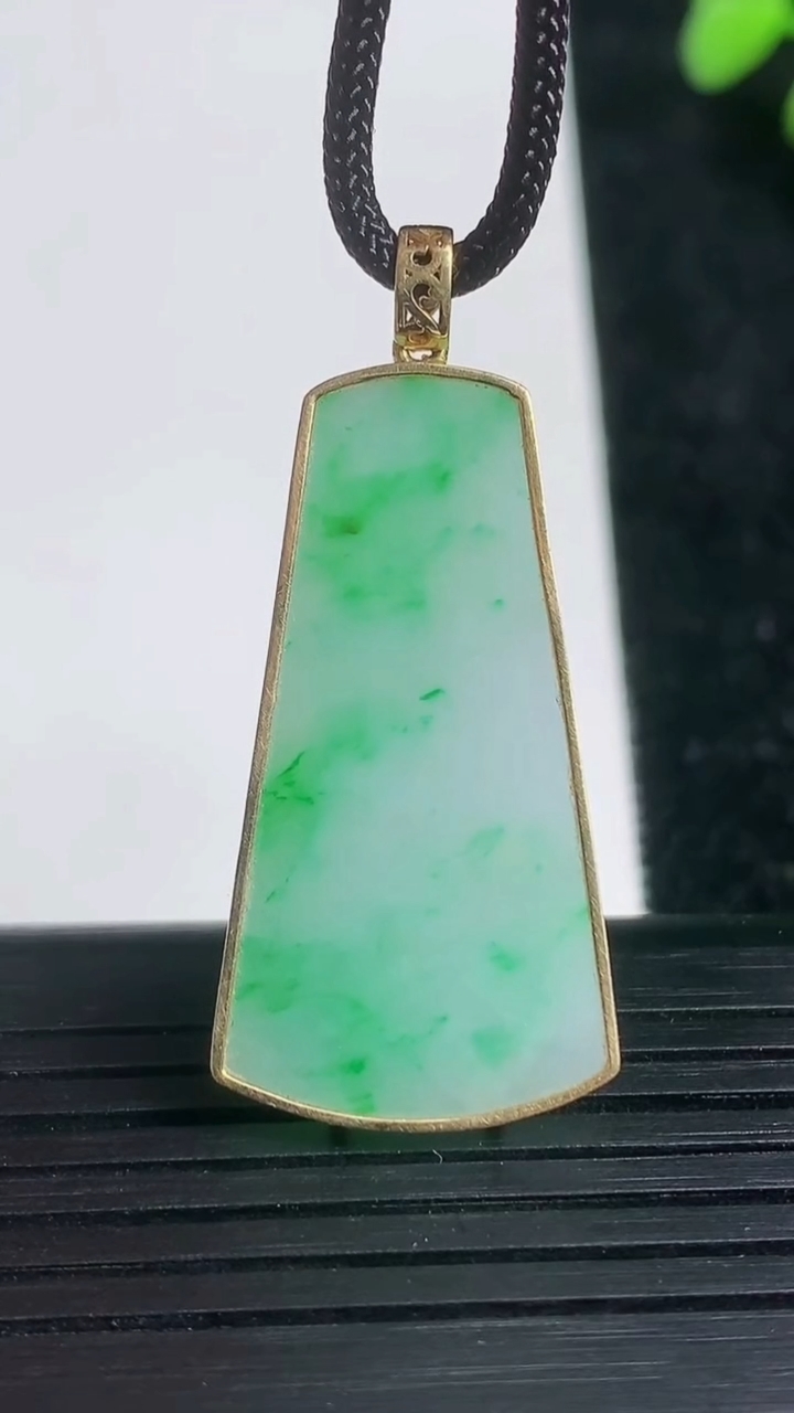 天然A货翡翠无事牌吊坠尺寸32.7-17.7-2.9重量:4.91g
3月21日