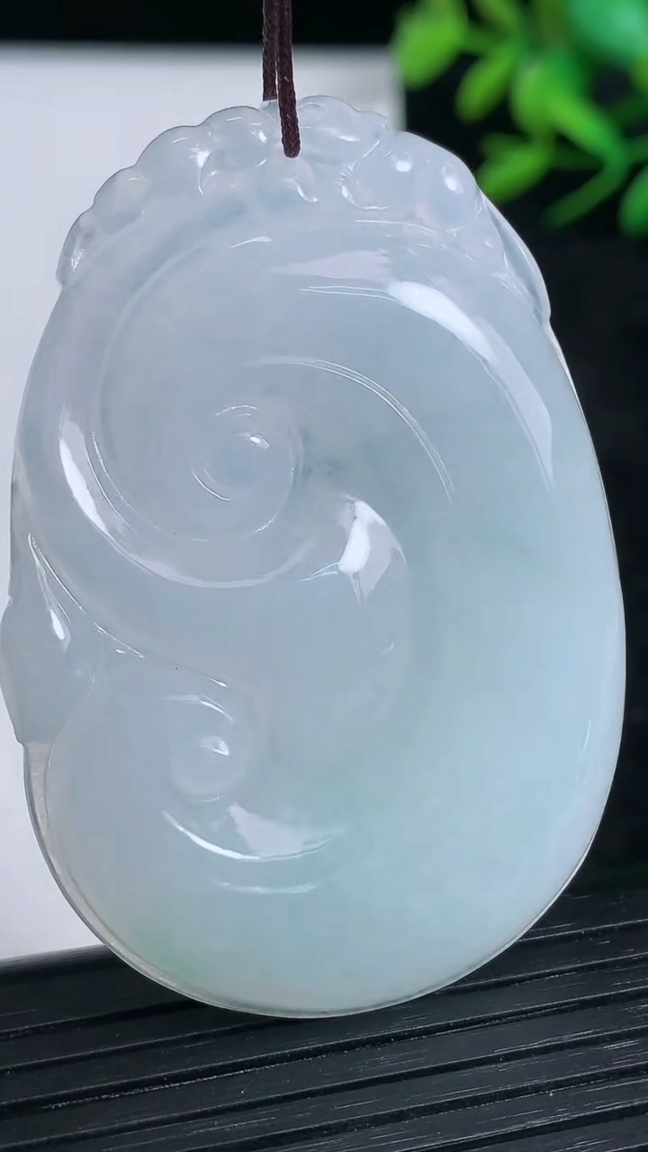 天然A货翡翠如意吊坠尺寸53.1-37.8-5.7重量:22.31g
3月21日