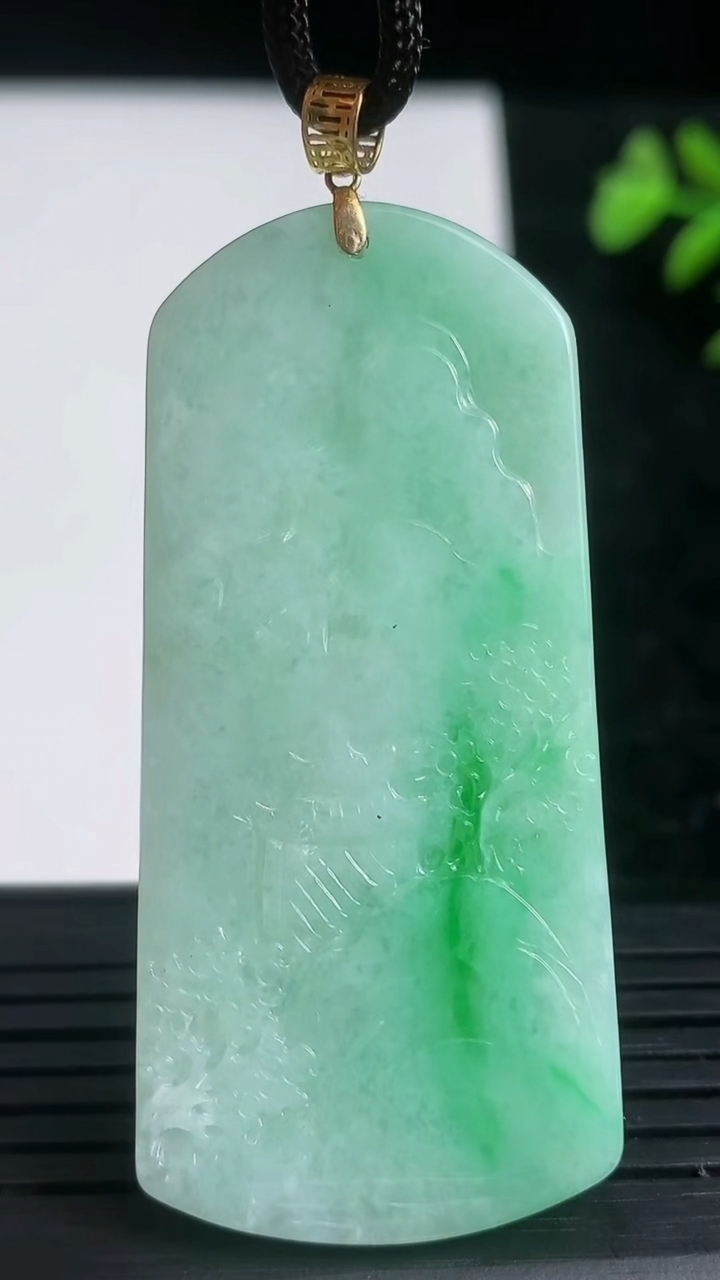 天然A货翡翠山水牌吊坠尺寸54.8-25-5.2重量:18.95g
3月21日