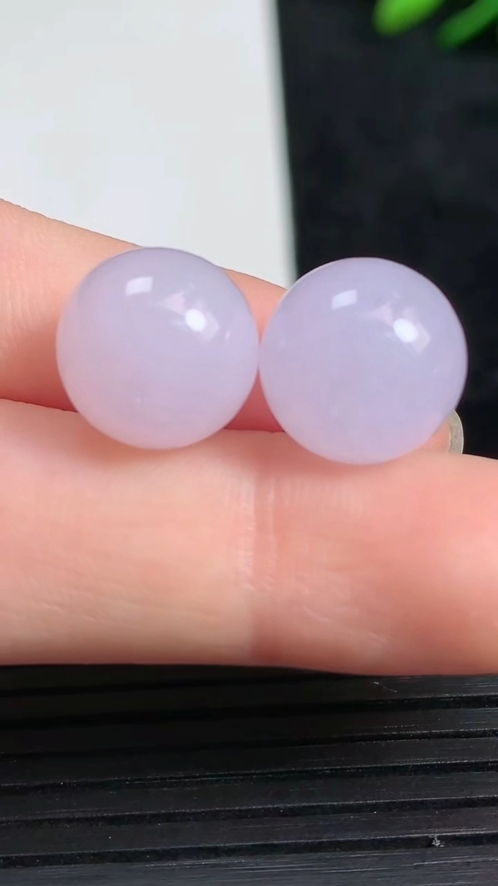 天然A货翡翠紫罗兰圆珠镶嵌件一对尺寸11.5重量:5.60g
3月21日