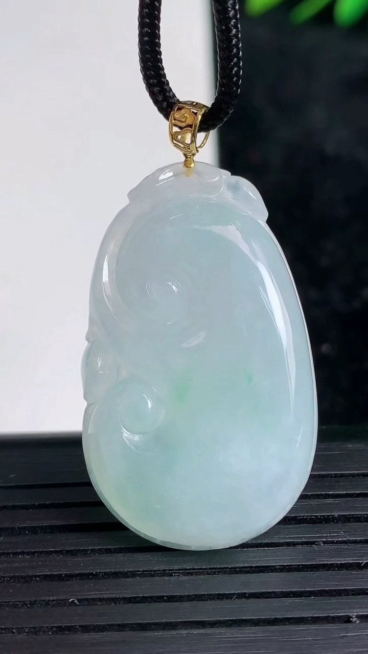 天然A货翡翠如意吊坠尺寸37-21.5-5.6重量:9.09g
3月21日