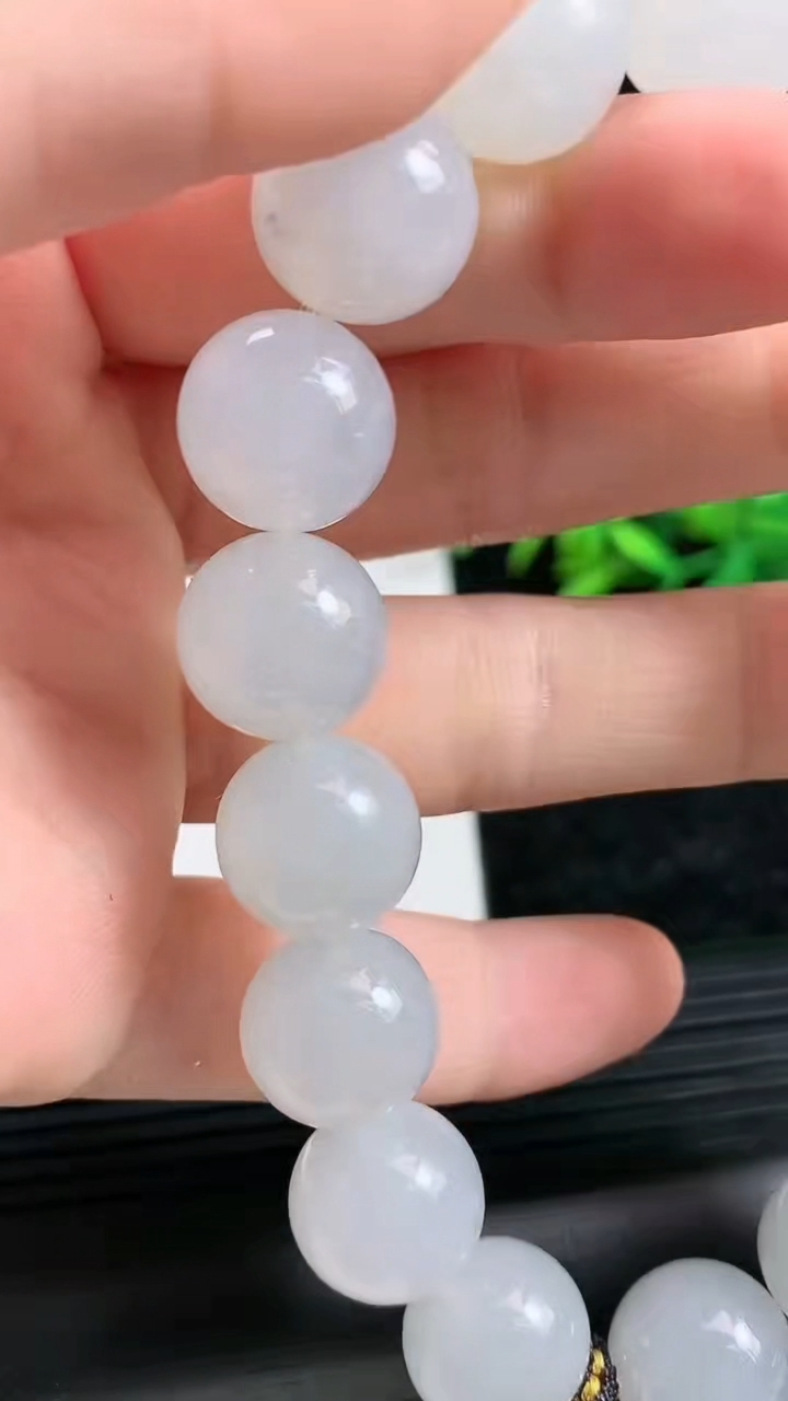天然A货翡翠圆珠手串尺寸11.8-17颗重量:54.50g3月21日
工厂直销收藏佳品,种好水足，色泽均匀，有种有色，上手高大气！