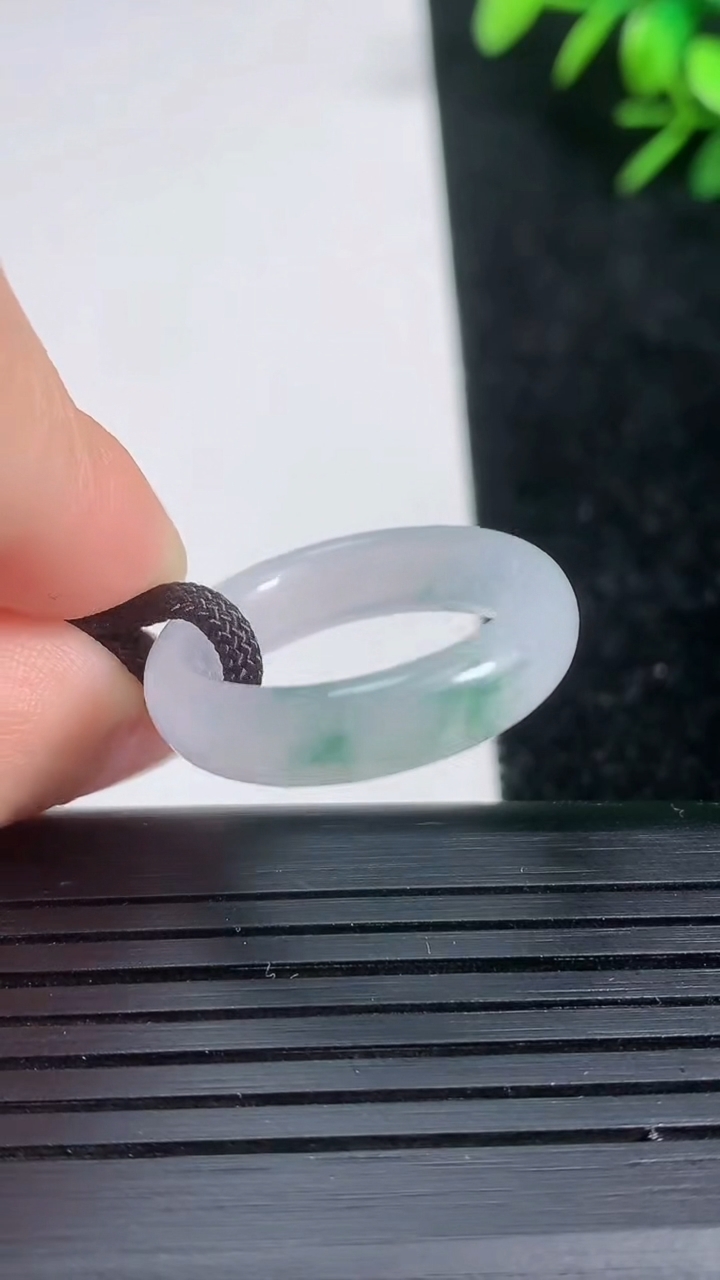 天然A货翡翠冰种飘花指环戒指尺寸18-4.8-3重量:3.60g2026年3月21日
工厂直销收藏佳品,种好水足，色泽均匀，有种有色，上手高大气！