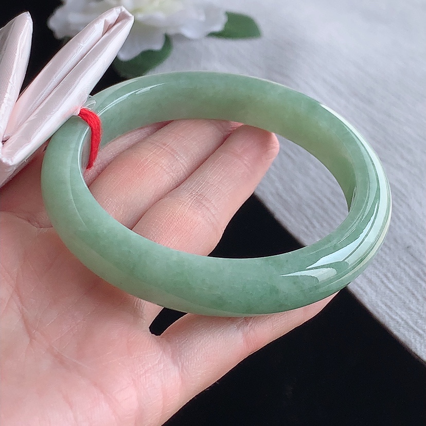 天然A货翡翠满绿正装正圈手镯62-63大圈口 
尺寸62-11.8-8.6mm 0318