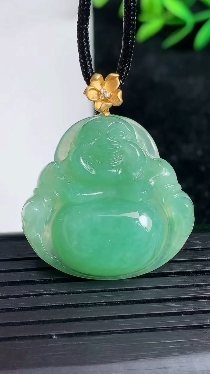 天然A货翡翠佛公吊坠尺寸28.5-30-7重量:9.44g
3月21日