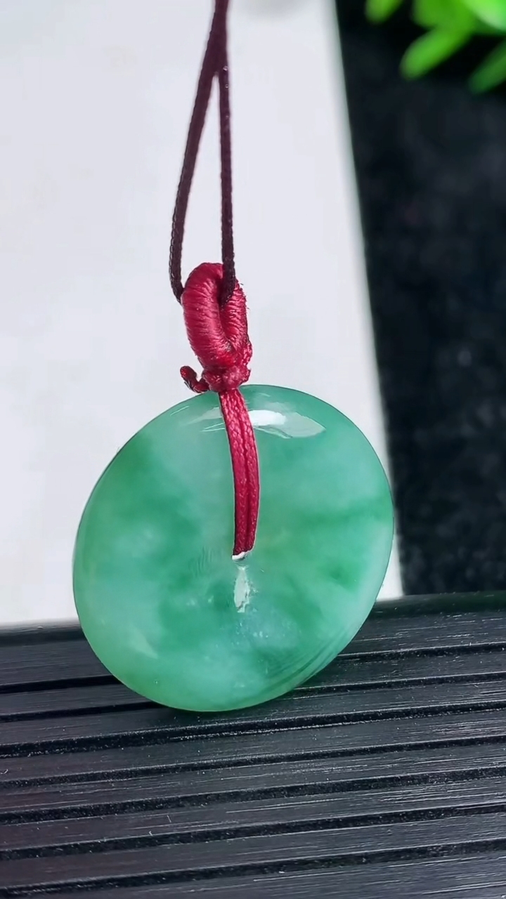 天然A货翡翠平安扣吊坠尺寸22.5-5重量:5.92g
3月21日