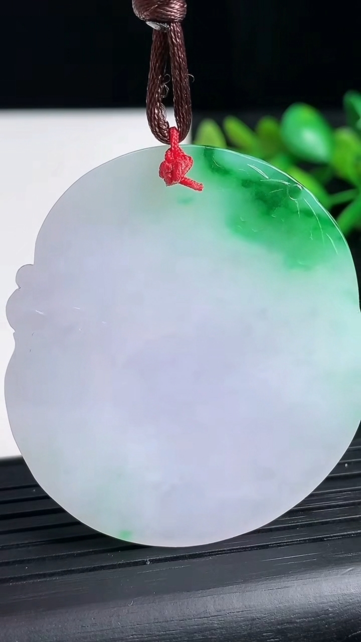 天然A货翡翠生肖鼠吊坠尺寸51.6-47.1-4.9重量:26.96g
3月21日