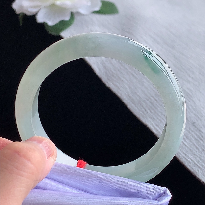 天然A货翡翠飘花正装正圈手镯55-56圈口 基本完
尺寸55-12.2-8mm 0318