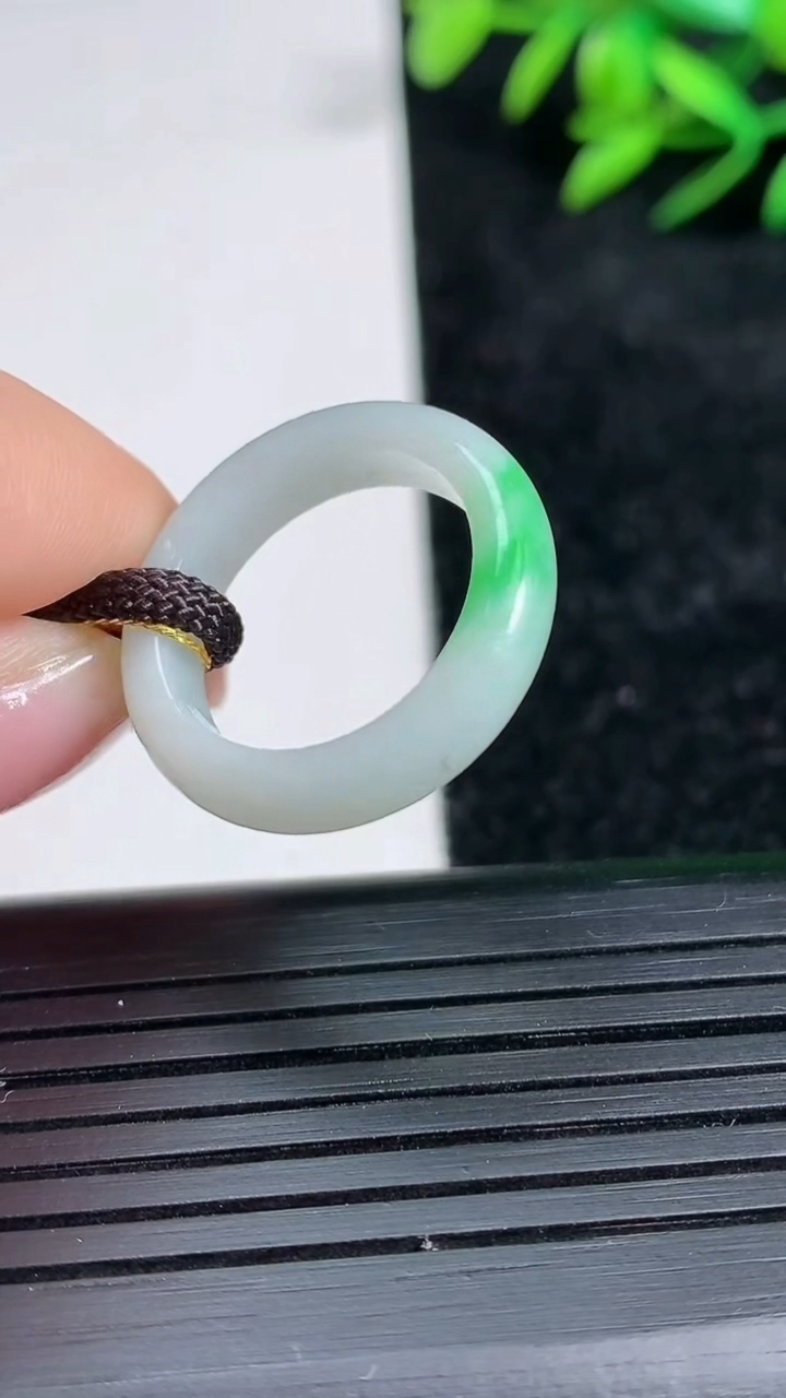 天然A货翡翠指环戒指尺寸16.2-4.3-2.6重量:2.69g2026年3月21日
工厂直销收藏佳