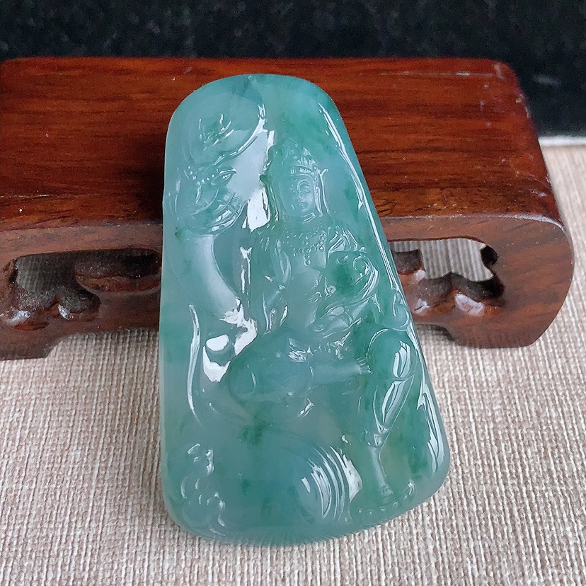 天然A货翡翠紫底飘花普贤菩萨吊坠 
尺寸59.6-35.2-6.4mm 重量27.68g 0320