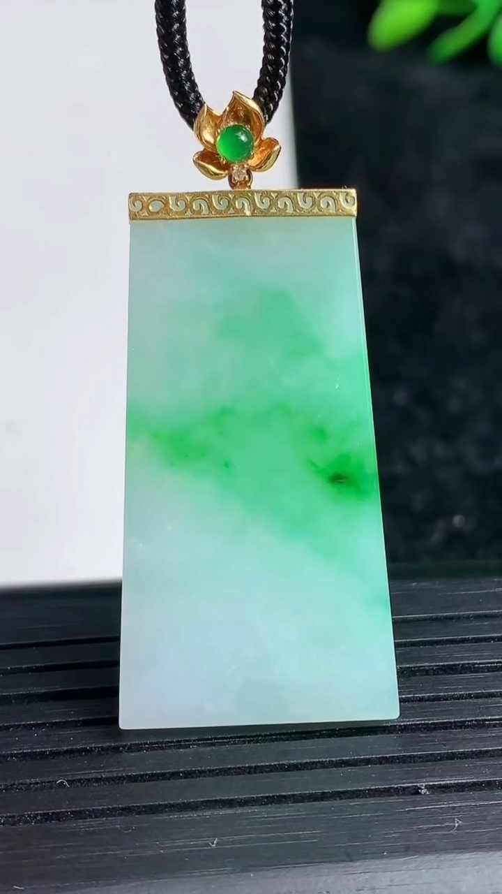 天然A货翡翠无事牌吊坠尺寸37.2-19.5-2.6重量:7.84g
3月21日