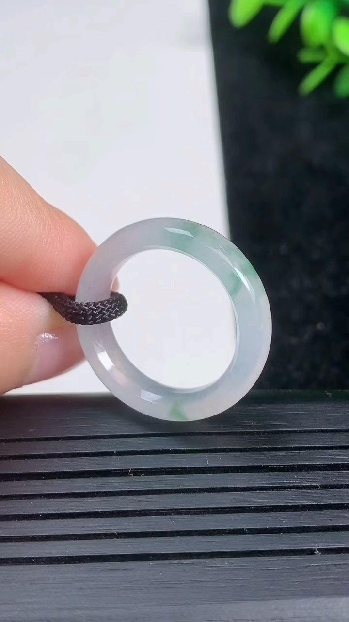 天然A货翡翠冰种飘花指环戒指尺寸18-4.8-3重量:3.60g2026年3月21日
工厂直销收藏佳