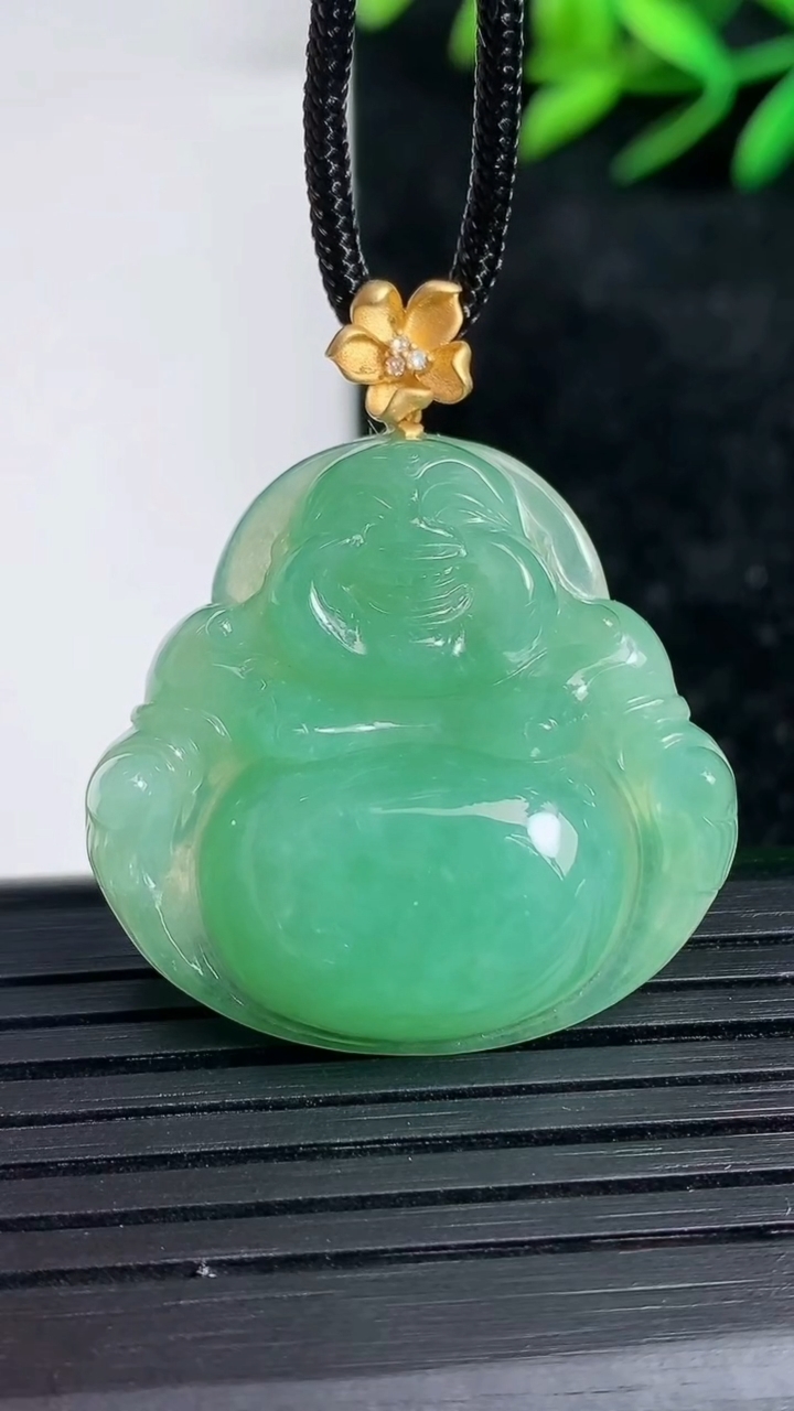 天然A货翡翠佛公吊坠尺寸28.5-30-7重量:9.44g
3月21日