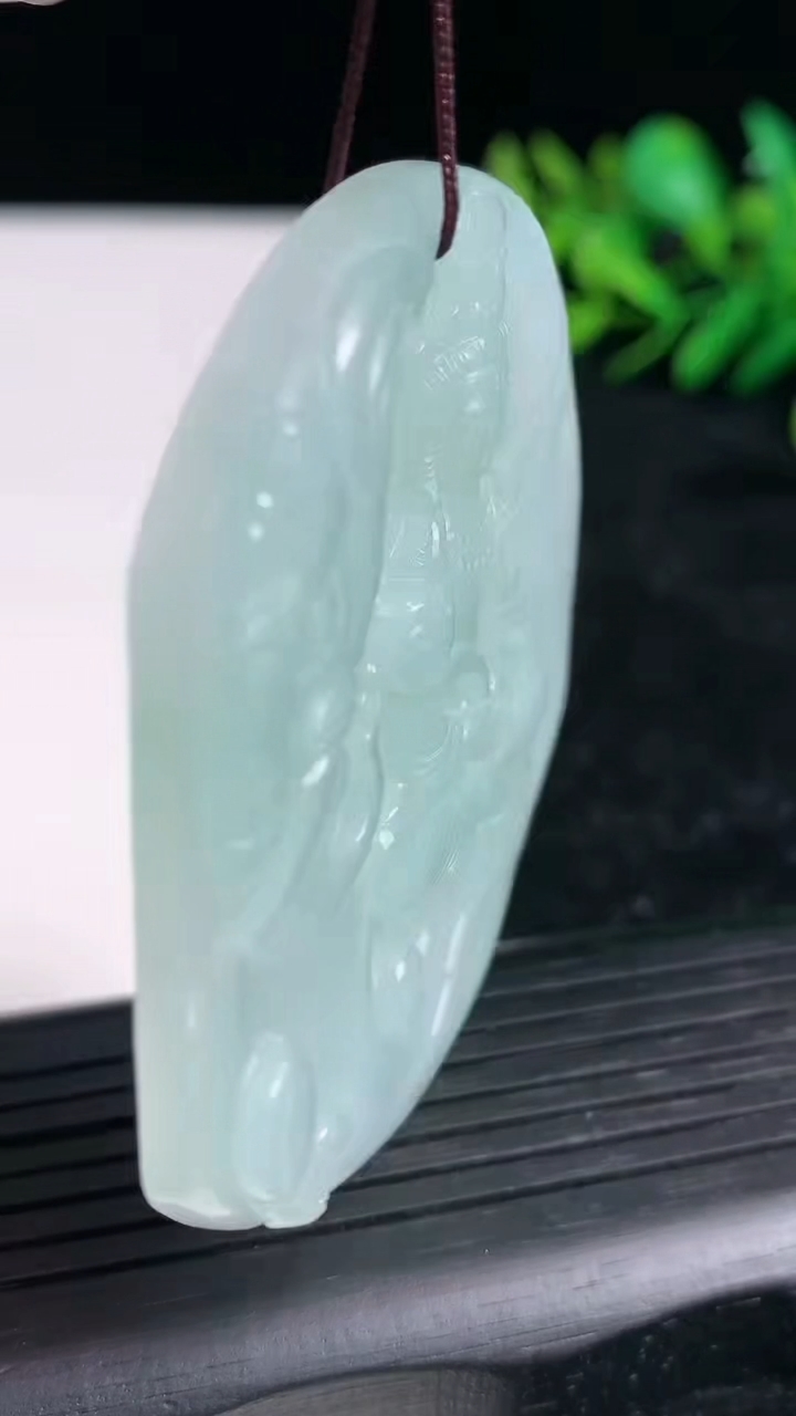 天然A货翡翠普贤菩萨吊坠尺寸57.6-51.7-5.4重量:36.94g
3月21日