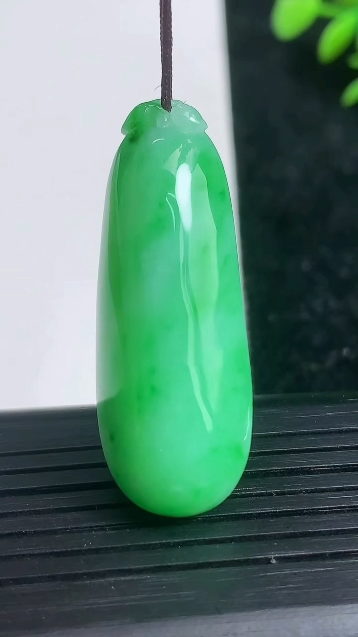 天然A货翡翠福瓜吊坠尺寸40-15-9.2重量:10.17g
3月21日