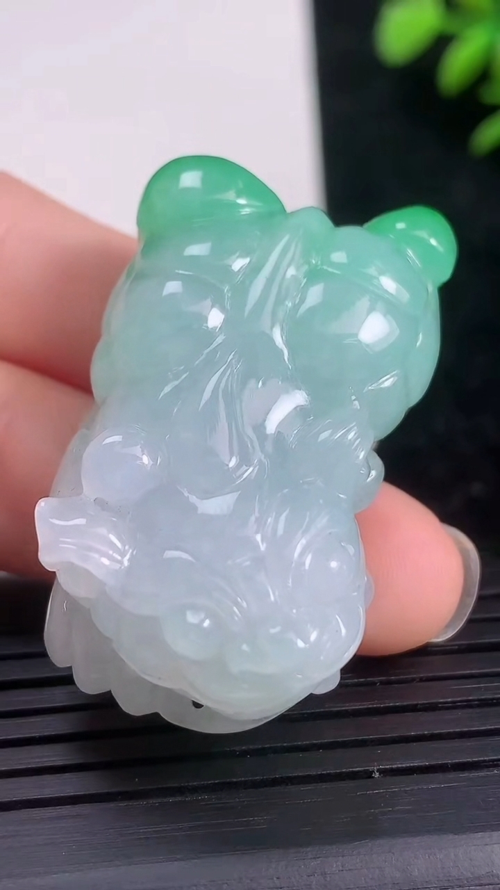 天然A货翡翠貔貅吊坠尺寸41.3-23.5-14.2重量:29.17g
3月21日