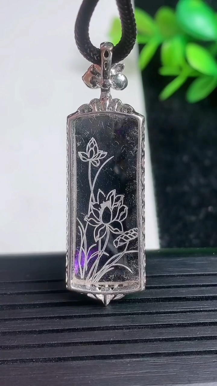 天然A货翡翠无事牌吊坠尺寸43.9-13.2-7.2裸石29.5-11.3重量:6.75g
3月21日