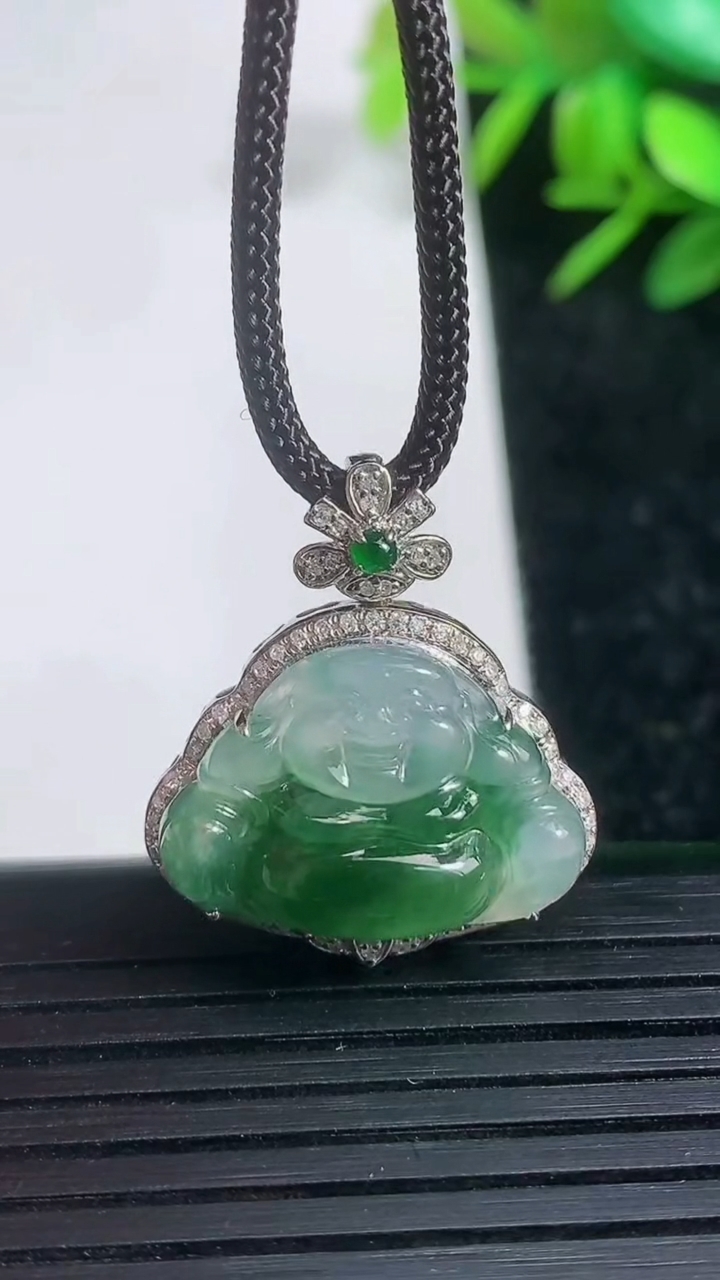 天然A货翡翠佛公吊坠尺寸25-21.7-7.5裸石13.8-20重量:4.47g
3月21日